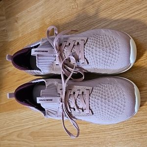 Skechers 7.5 stretch fit womens shoes.